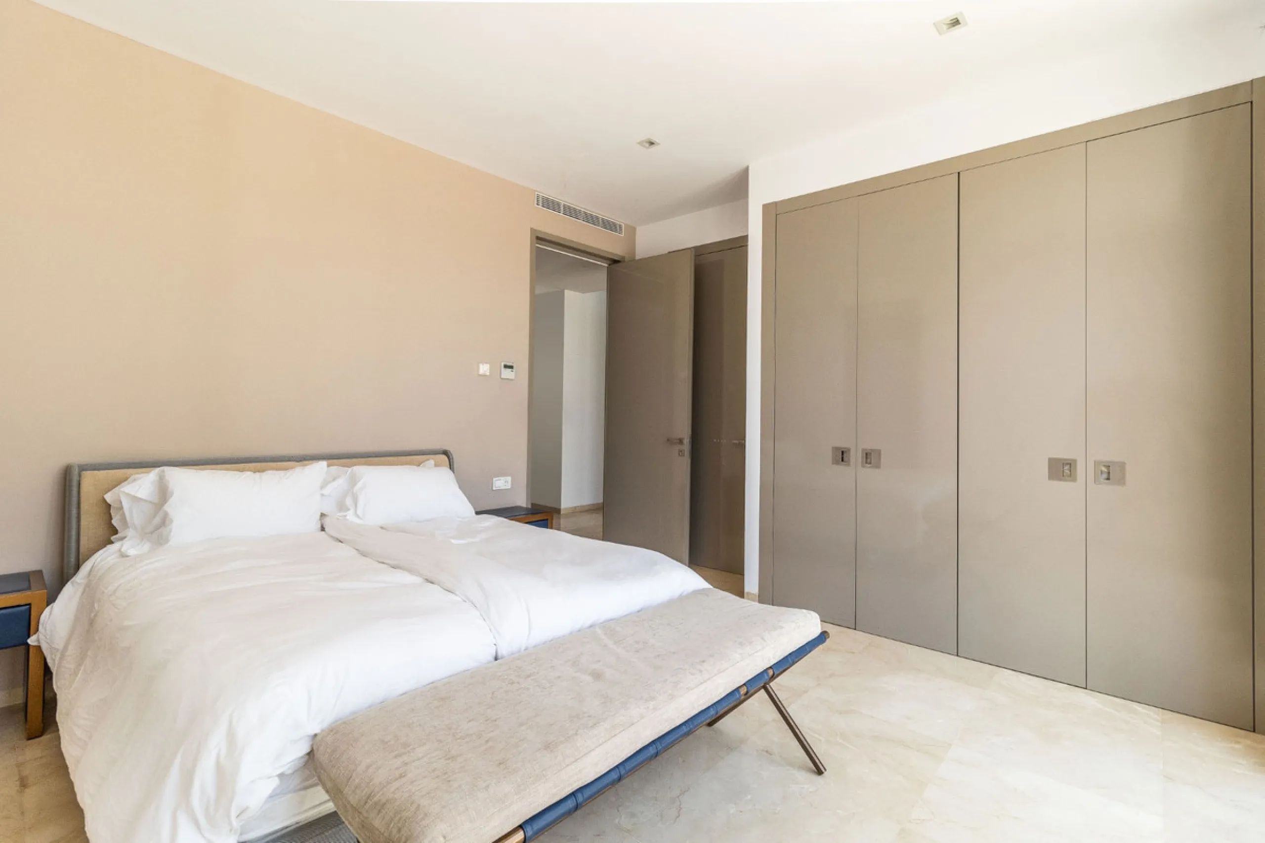 A breathtaking 6 bedroom frontline golf villa in Los Flamingos Golf, Benahavis with panoramic views down to the sea.  A light and bright modern home set on a very good sized plot of 2.577m², this villa offers ample space and privacy. The property features