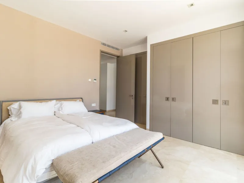 A breathtaking 6 bedroom frontline golf villa in Los Flamingos Golf, Benahavis with panoramic views down to the sea.  A light and bright modern home set on a very good sized plot of 2.577m², this villa offers ample space and privacy. The property features