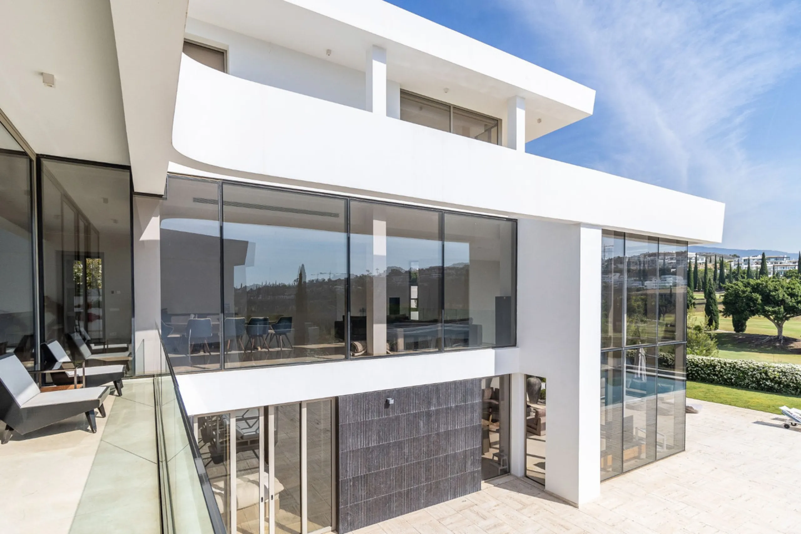 A breathtaking 6 bedroom frontline golf villa in Los Flamingos Golf, Benahavis with panoramic views down to the sea.  A light and bright modern home set on a very good sized plot of 2.577m², this villa offers ample space and privacy. The property features