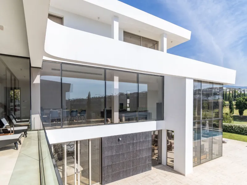 A breathtaking 6 bedroom frontline golf villa in Los Flamingos Golf, Benahavis with panoramic views down to the sea.  A light and bright modern home set on a very good sized plot of 2.577m², this villa offers ample space and privacy. The property features