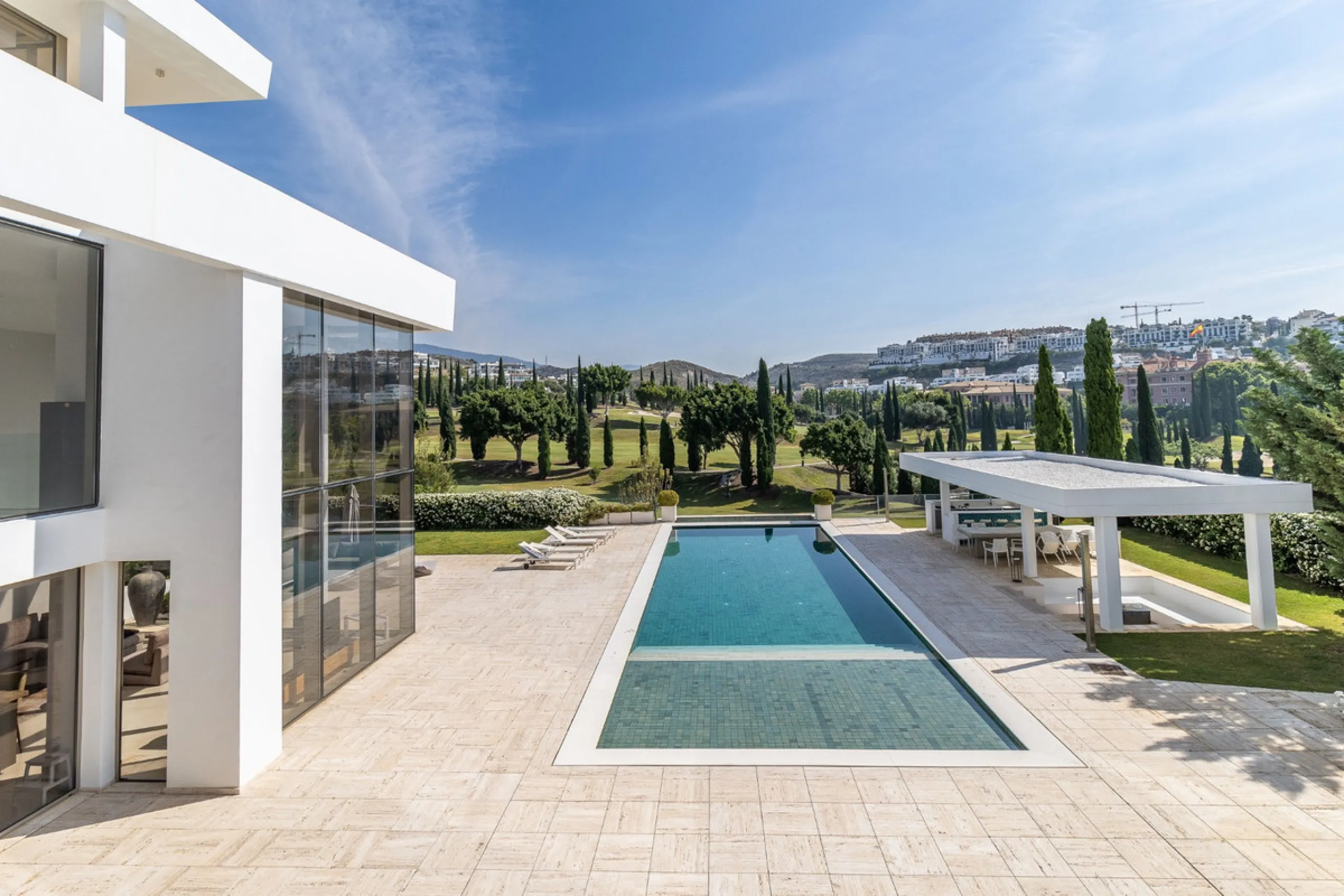 A breathtaking 6 bedroom frontline golf villa in Los Flamingos Golf, Benahavis with panoramic views down to the sea.  A light and bright modern home set on a very good sized plot of 2.577m², this villa offers ample space and privacy. The property features