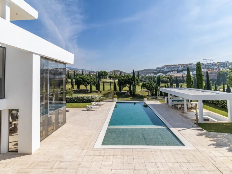 A breathtaking 6 bedroom frontline golf villa in Los Flamingos Golf, Benahavis with panoramic views down to the sea.  A light and bright modern home set on a very good sized plot of 2.577m², this villa offers ample space and privacy. The property features