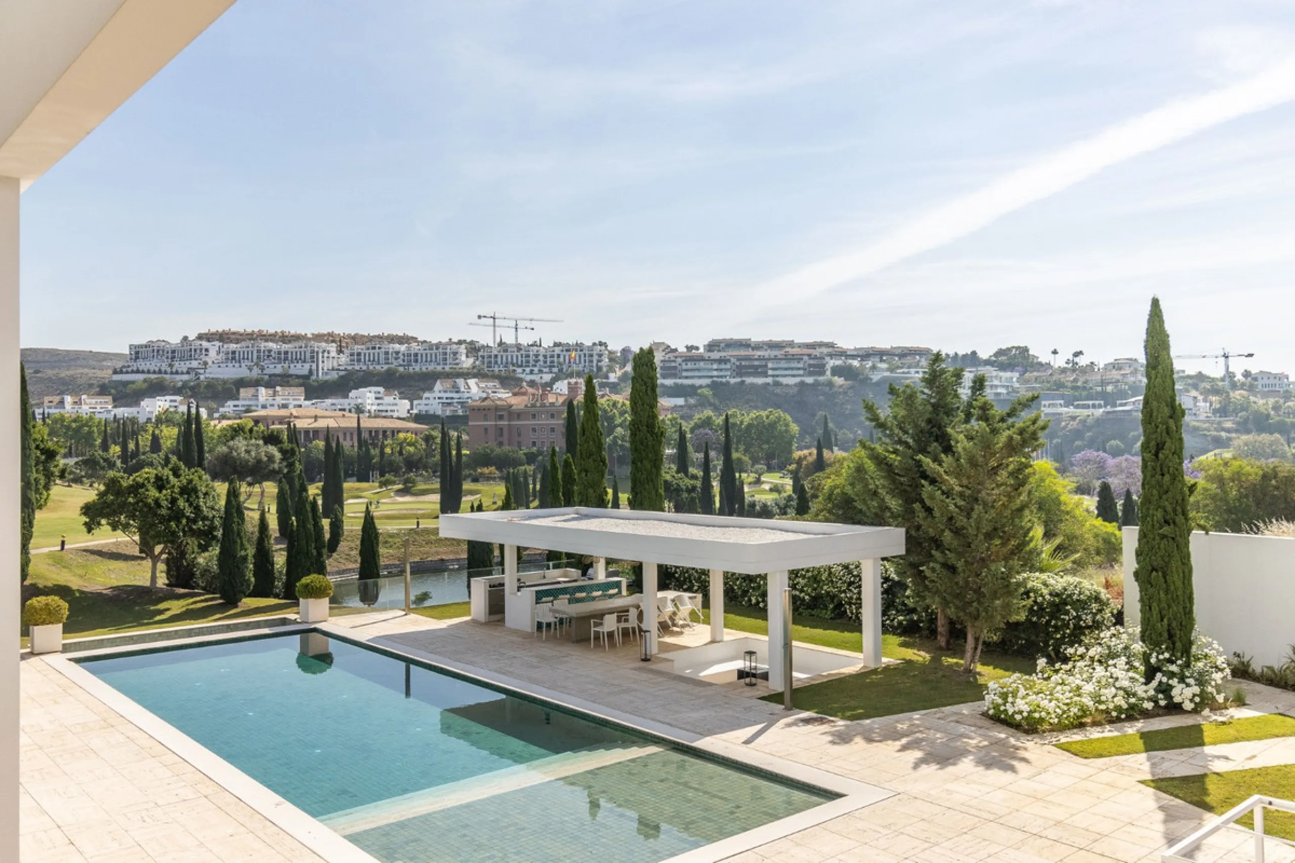 A breathtaking 6 bedroom frontline golf villa in Los Flamingos Golf, Benahavis with panoramic views down to the sea.  A light and bright modern home set on a very good sized plot of 2.577m², this villa offers ample space and privacy. The property features