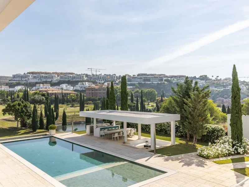 A breathtaking 6 bedroom frontline golf villa in Los Flamingos Golf, Benahavis with panoramic views down to the sea.  A light and bright modern home set on a very good sized plot of 2.577m², this villa offers ample space and privacy. The property features