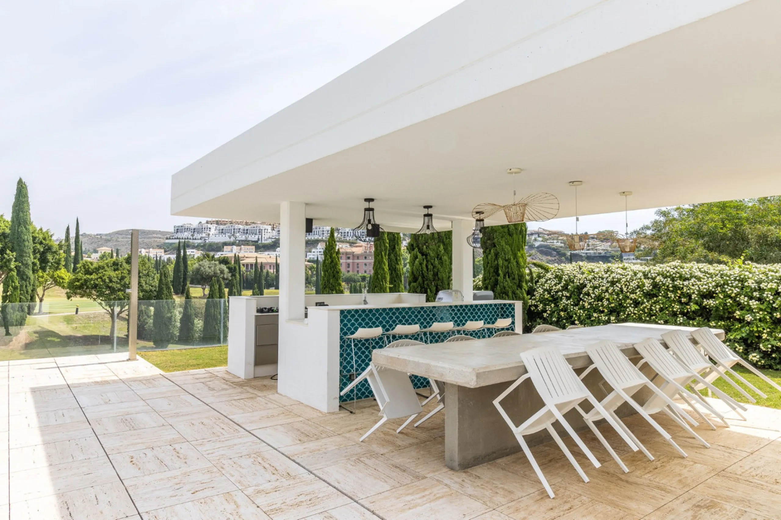 A breathtaking 6 bedroom frontline golf villa in Los Flamingos Golf, Benahavis with panoramic views down to the sea.  A light and bright modern home set on a very good sized plot of 2.577m², this villa offers ample space and privacy. The property features
