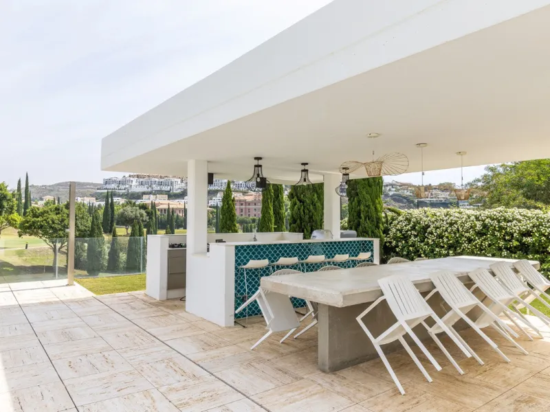 A breathtaking 6 bedroom frontline golf villa in Los Flamingos Golf, Benahavis with panoramic views down to the sea.  A light and bright modern home set on a very good sized plot of 2.577m², this villa offers ample space and privacy. The property features