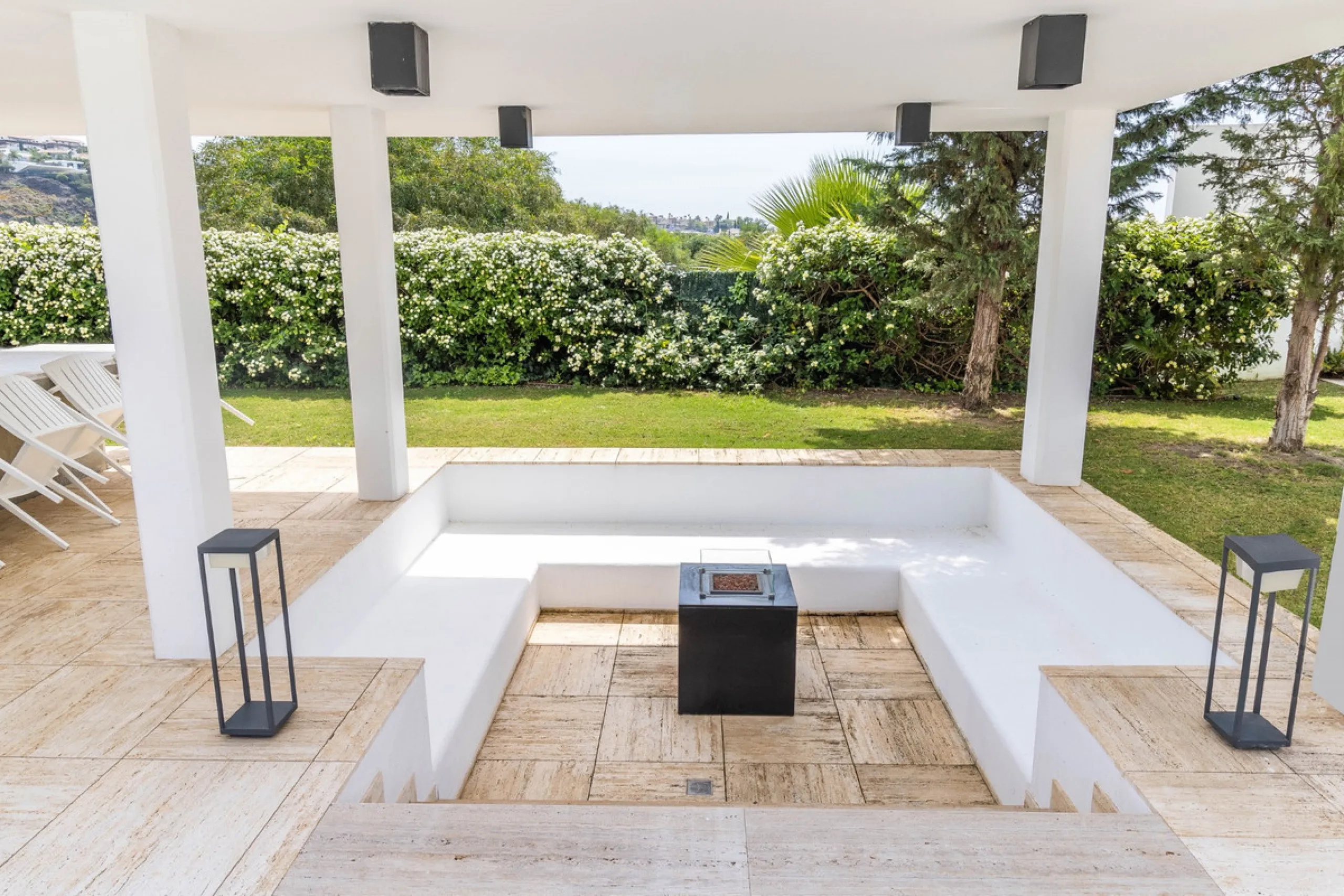 A breathtaking 6 bedroom frontline golf villa in Los Flamingos Golf, Benahavis with panoramic views down to the sea.  A light and bright modern home set on a very good sized plot of 2.577m², this villa offers ample space and privacy. The property features