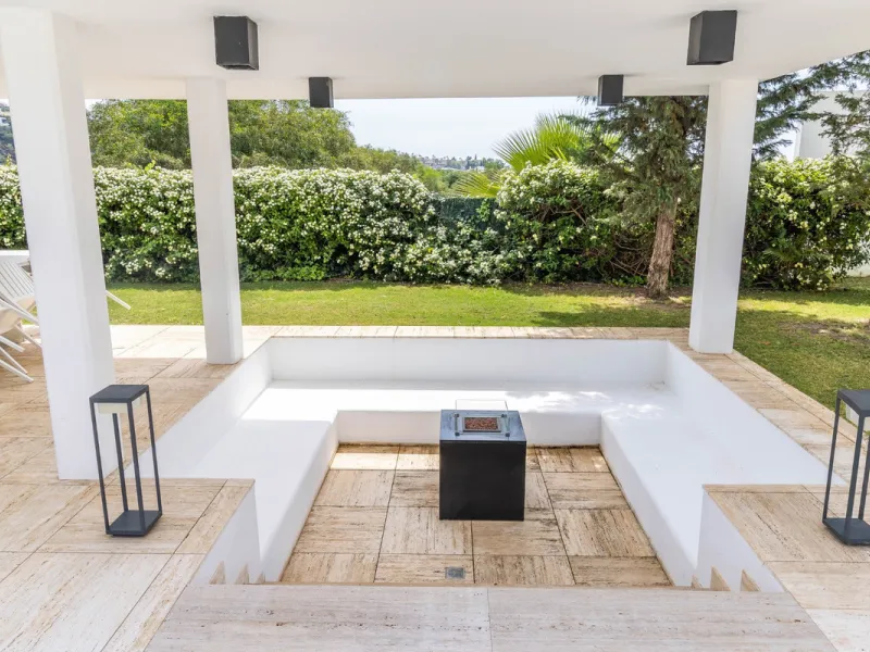 A breathtaking 6 bedroom frontline golf villa in Los Flamingos Golf, Benahavis with panoramic views down to the sea.  A light and bright modern home set on a very good sized plot of 2.577m², this villa offers ample space and privacy. The property features
