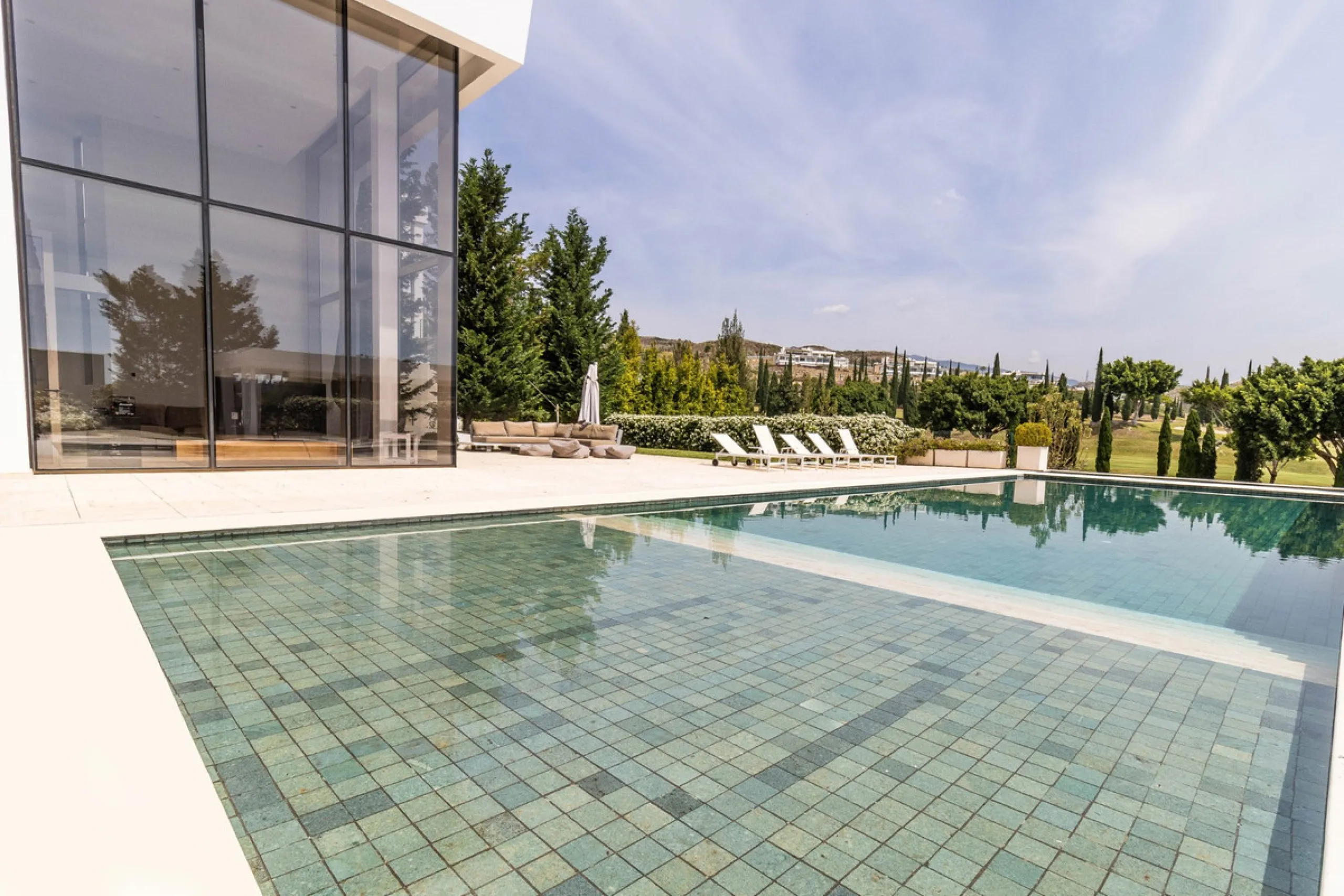 A breathtaking 6 bedroom frontline golf villa in Los Flamingos Golf, Benahavis with panoramic views down to the sea.  A light and bright modern home set on a very good sized plot of 2.577m², this villa offers ample space and privacy. The property features