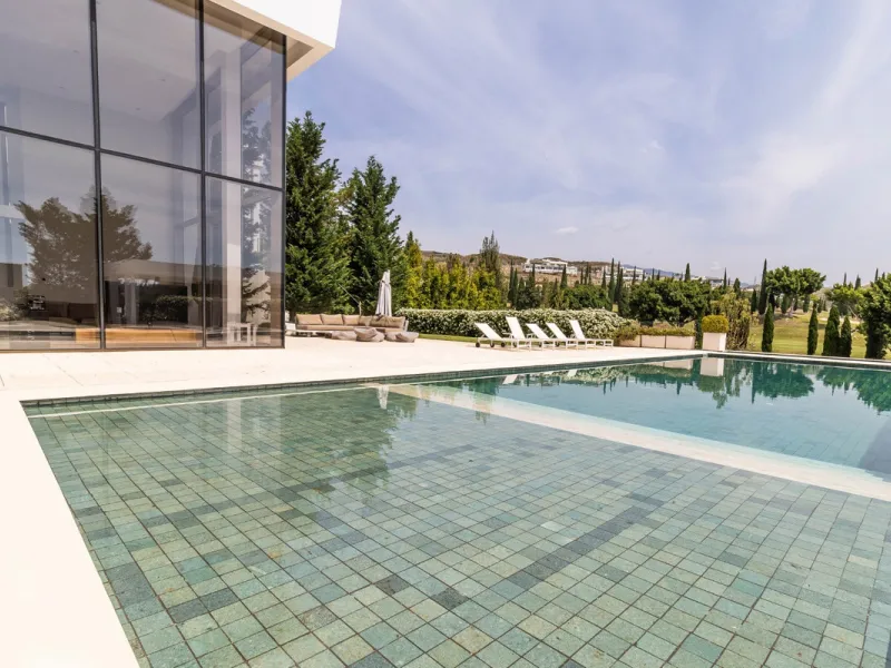 A breathtaking 6 bedroom frontline golf villa in Los Flamingos Golf, Benahavis with panoramic views down to the sea.  A light and bright modern home set on a very good sized plot of 2.577m², this villa offers ample space and privacy. The property features