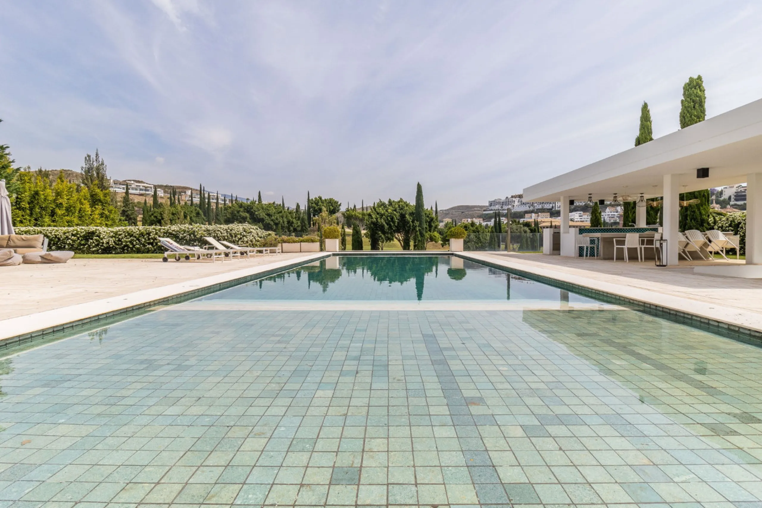 A breathtaking 6 bedroom frontline golf villa in Los Flamingos Golf, Benahavis with panoramic views down to the sea.  A light and bright modern home set on a very good sized plot of 2.577m², this villa offers ample space and privacy. The property features