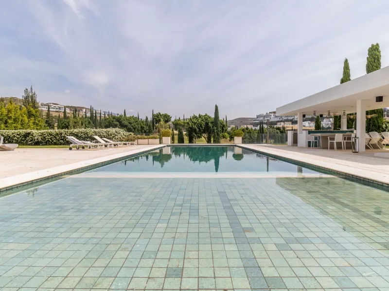 A breathtaking 6 bedroom frontline golf villa in Los Flamingos Golf, Benahavis with panoramic views down to the sea.  A light and bright modern home set on a very good sized plot of 2.577m², this villa offers ample space and privacy. The property features