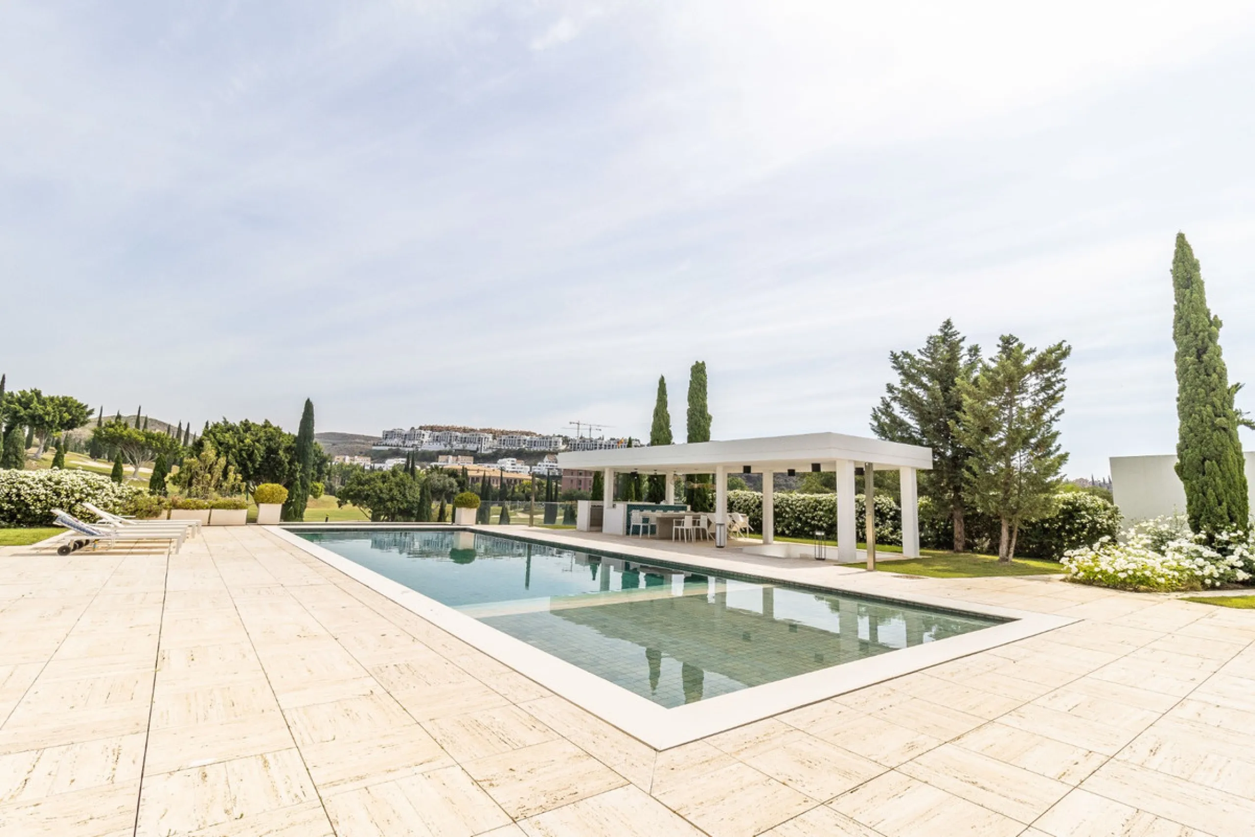 A breathtaking 6 bedroom frontline golf villa in Los Flamingos Golf, Benahavis with panoramic views down to the sea.  A light and bright modern home set on a very good sized plot of 2.577m², this villa offers ample space and privacy. The property features