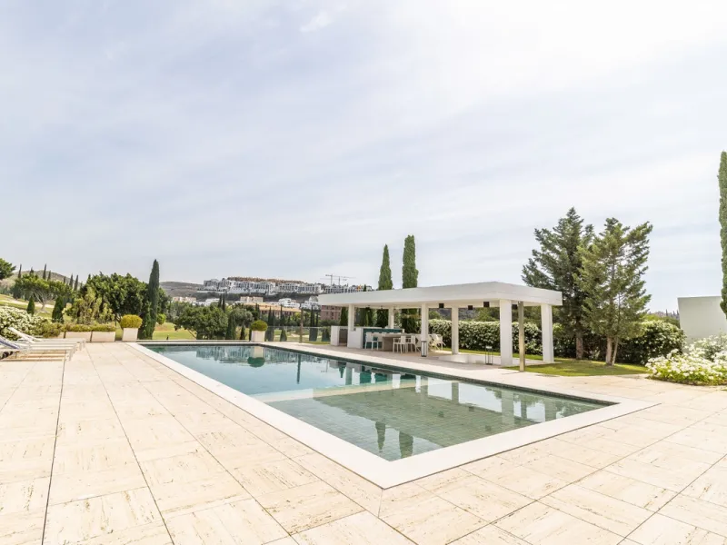 A breathtaking 6 bedroom frontline golf villa in Los Flamingos Golf, Benahavis with panoramic views down to the sea.  A light and bright modern home set on a very good sized plot of 2.577m², this villa offers ample space and privacy. The property features