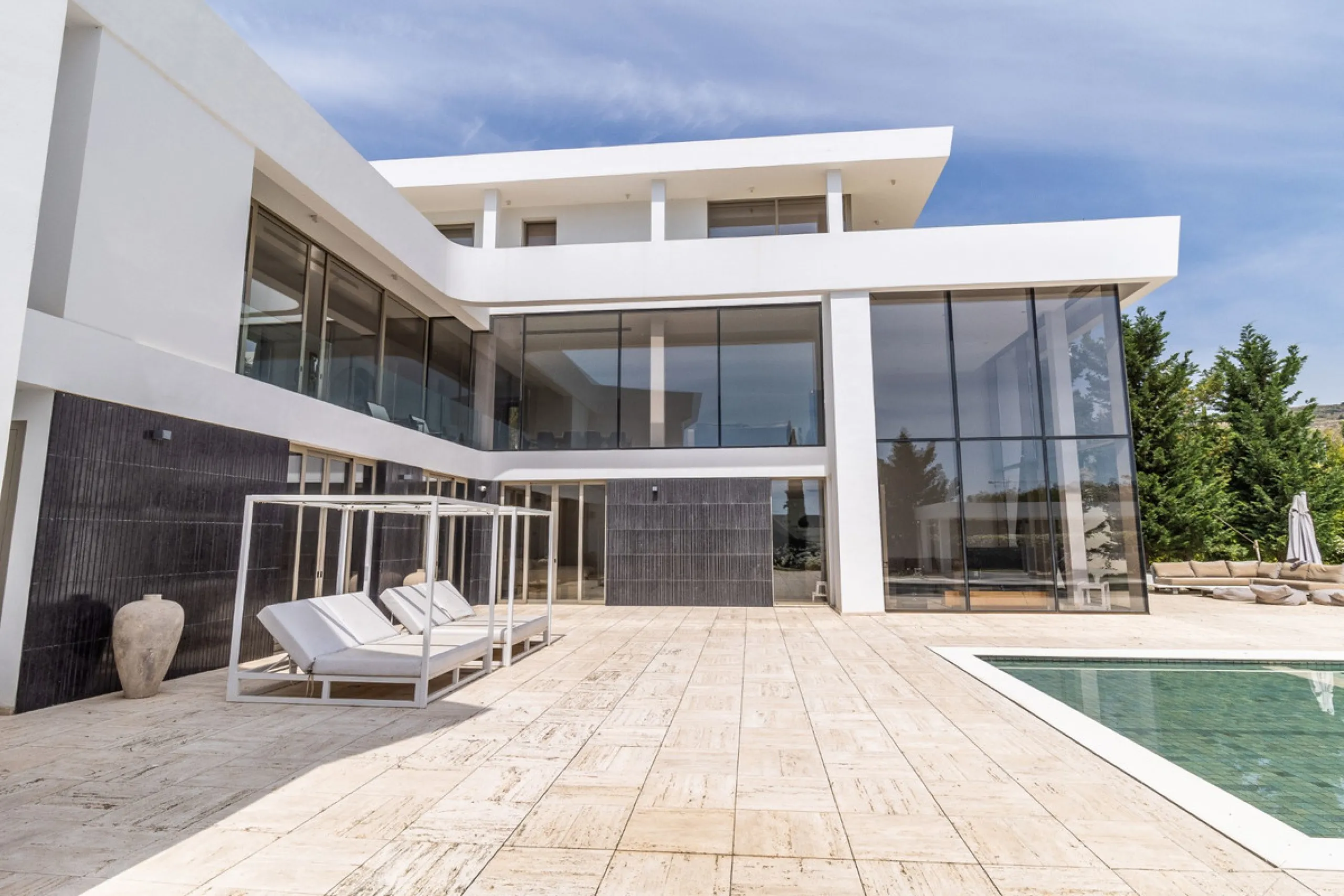 A breathtaking 6 bedroom frontline golf villa in Los Flamingos Golf, Benahavis with panoramic views down to the sea.  A light and bright modern home set on a very good sized plot of 2.577m², this villa offers ample space and privacy. The property features