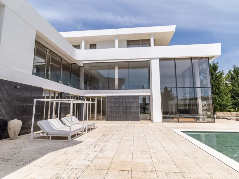 A breathtaking 6 bedroom frontline golf villa in Los Flamingos Golf, Benahavis with panoramic views down to the sea.  A light and bright modern home set on a very good sized plot of 2.577m², this villa offers ample space and privacy. The property features