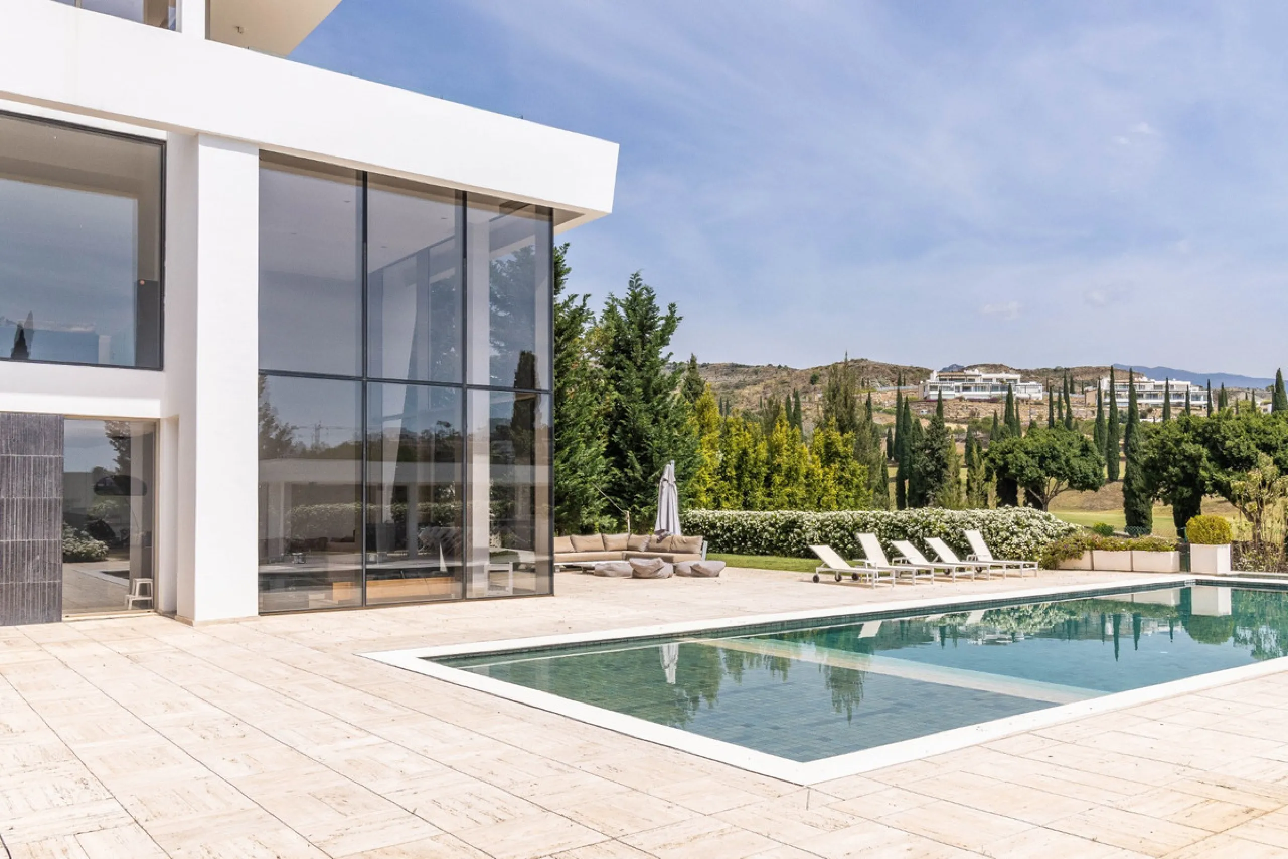 A breathtaking 6 bedroom frontline golf villa in Los Flamingos Golf, Benahavis with panoramic views down to the sea.  A light and bright modern home set on a very good sized plot of 2.577m², this villa offers ample space and privacy. The property features