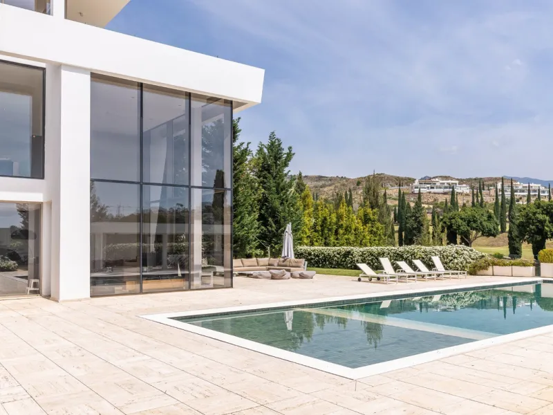 A breathtaking 6 bedroom frontline golf villa in Los Flamingos Golf, Benahavis with panoramic views down to the sea.  A light and bright modern home set on a very good sized plot of 2.577m², this villa offers ample space and privacy. The property features