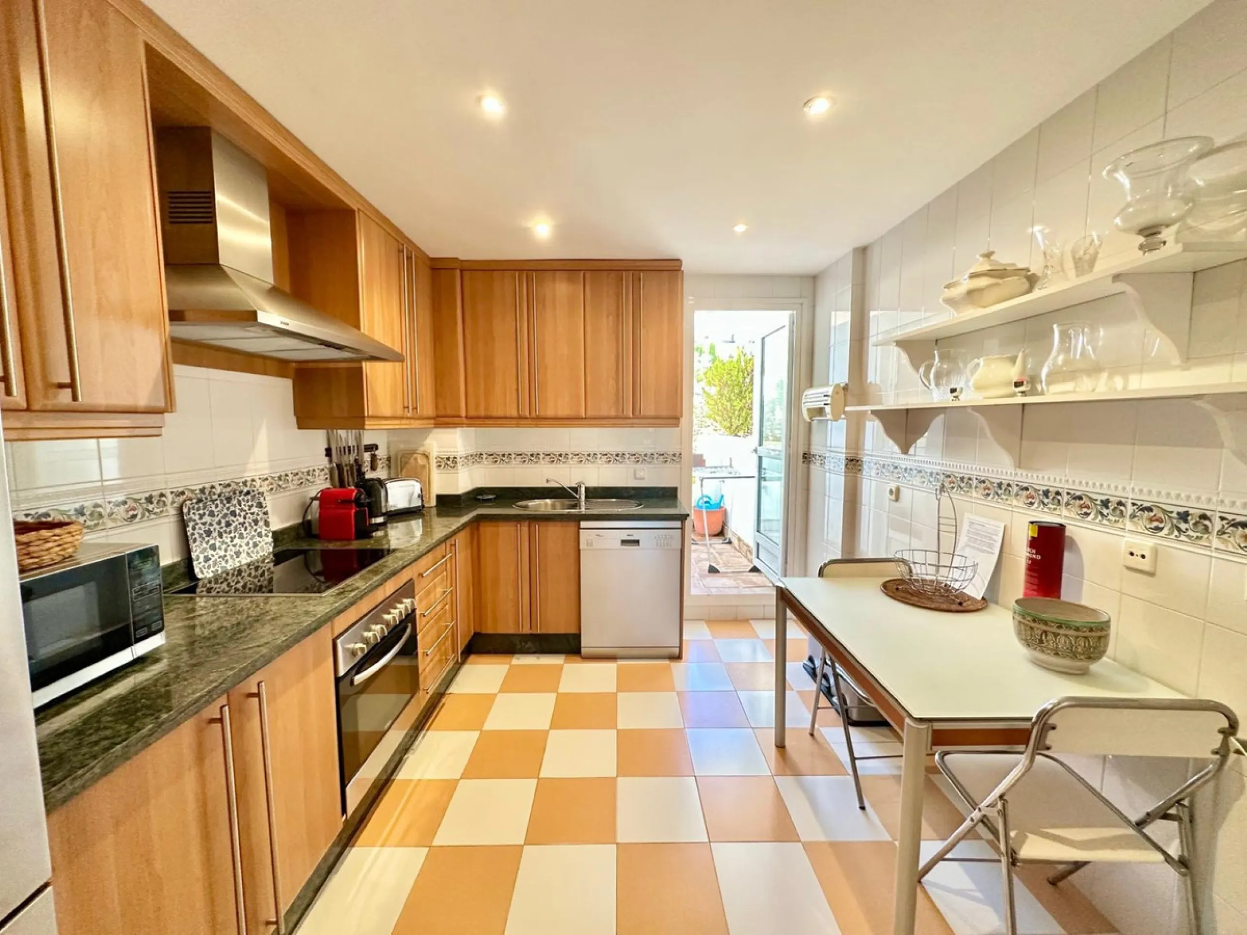 Apartment - Middle Floor Apartment в продаже в Marbella, Málaga. В доме 2 спален и 2 ванных комнат. Площадь дома 117 м²