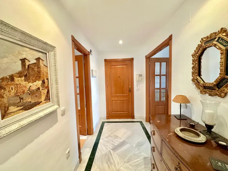 Apartment - Middle Floor Apartment в продаже в Marbella, Málaga. В доме 2 спален и 2 ванных комнат. Площадь дома 117 м²
