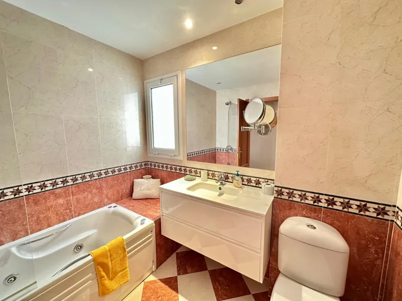 Apartment - Middle Floor Apartment в продаже в Marbella, Málaga. В доме 2 спален и 2 ванных комнат. Площадь дома 117 м²