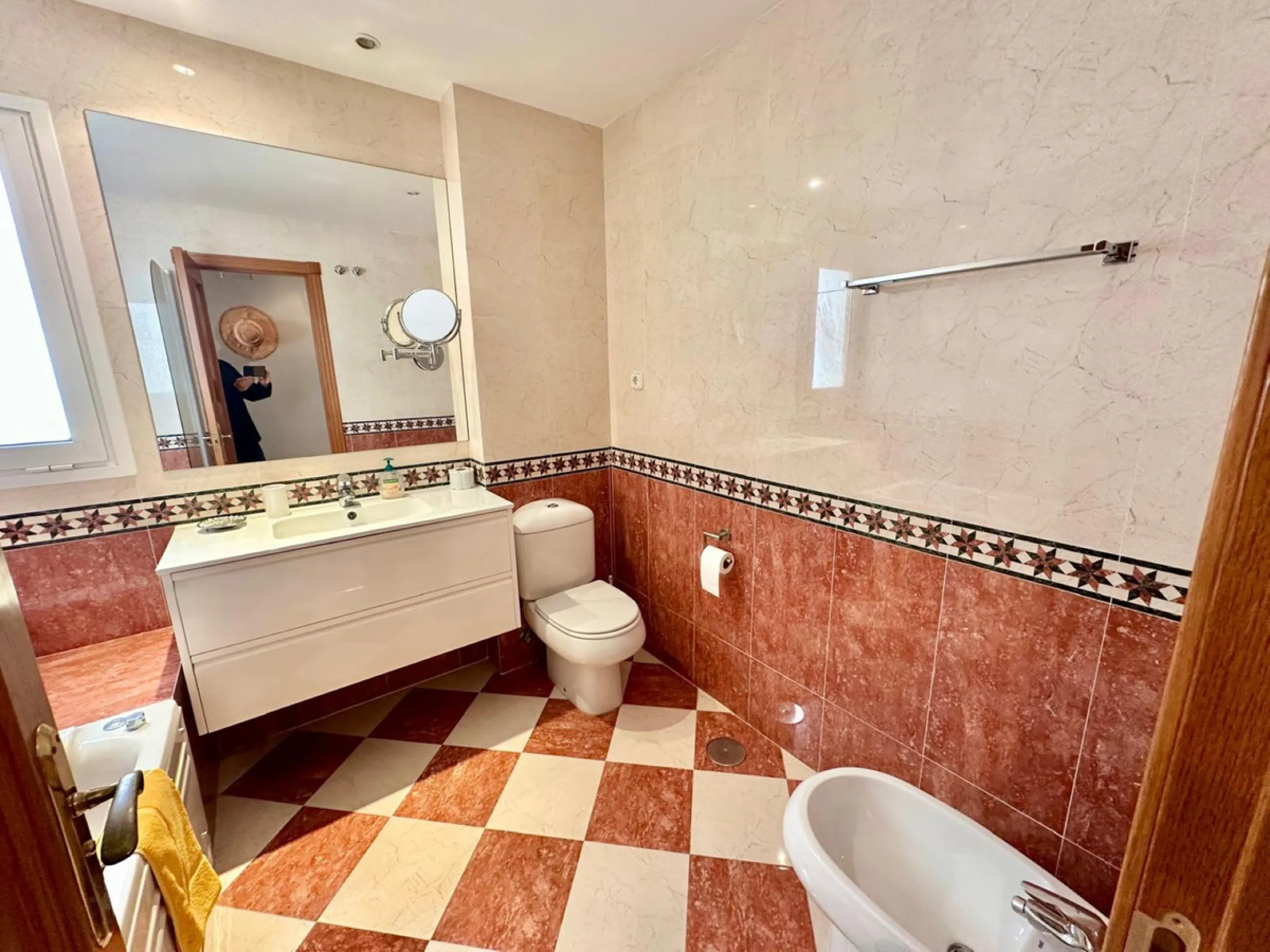 Apartment - Middle Floor Apartment в продаже в Marbella, Málaga. В доме 2 спален и 2 ванных комнат. Площадь дома 117 м²
