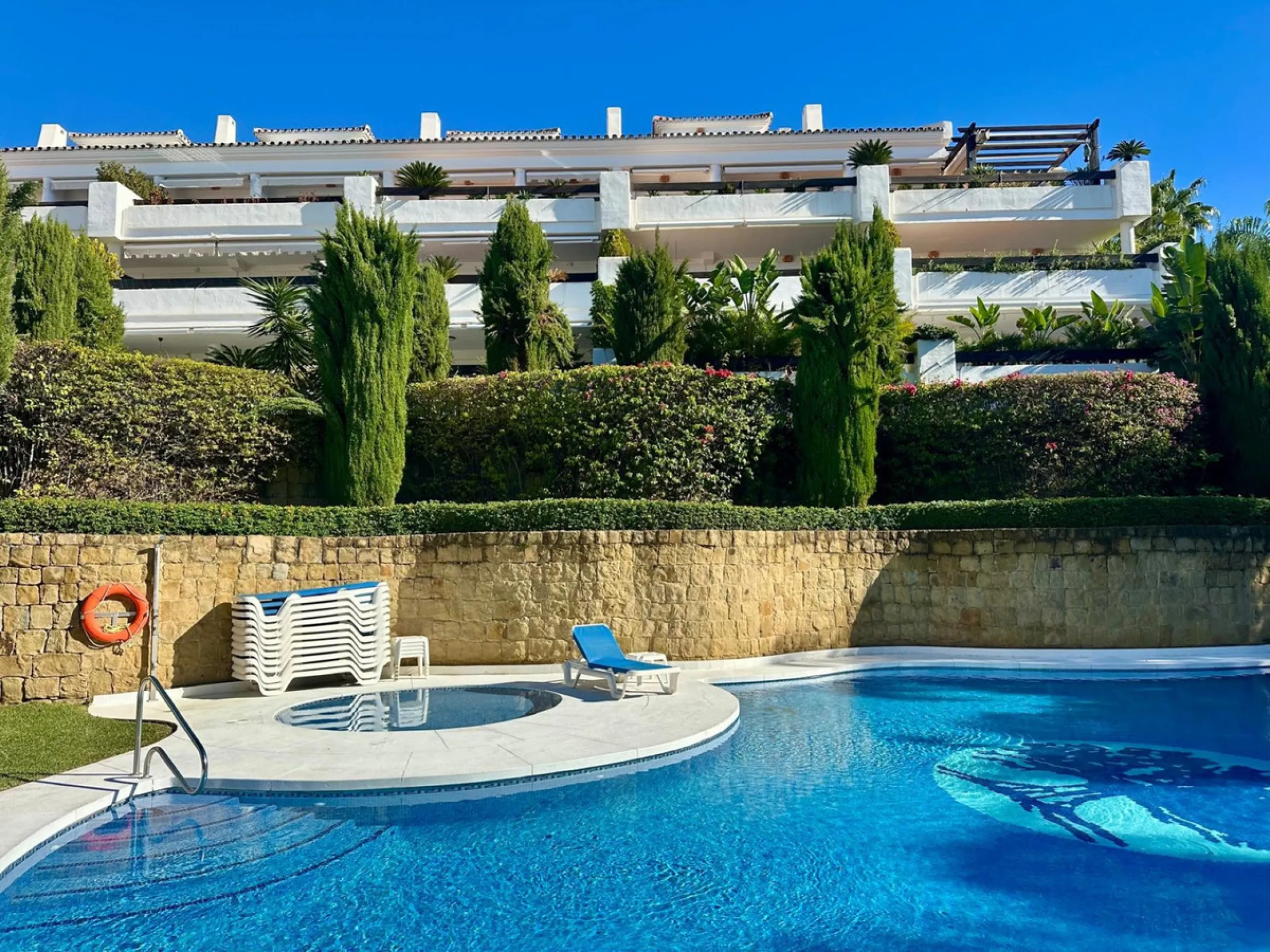 Apartment - Middle Floor Apartment в продаже в Marbella, Málaga. В доме 2 спален и 2 ванных комнат. Площадь дома 117 м²