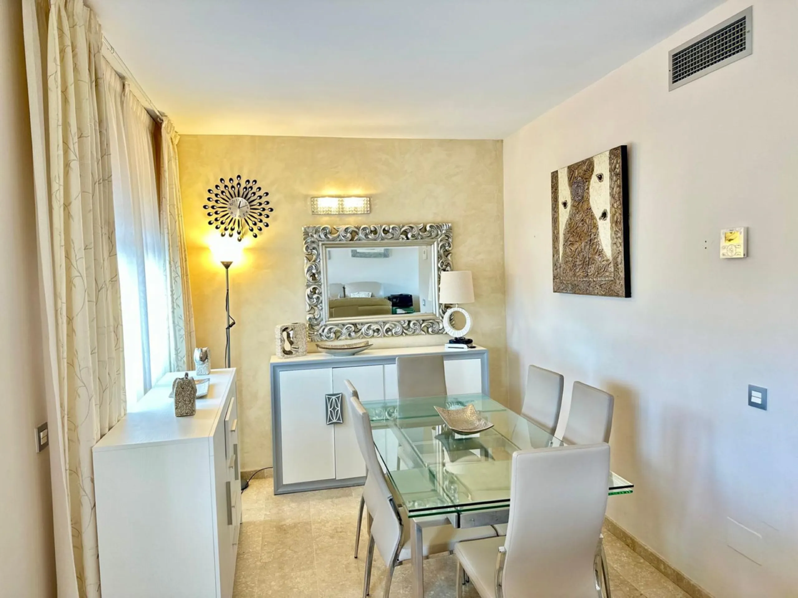 House - Townhouse в продаже в Marbella, Málaga. В доме 4 спален и 4 ванных комнат. Площадь дома 174 м². Площадь участка 128 м²