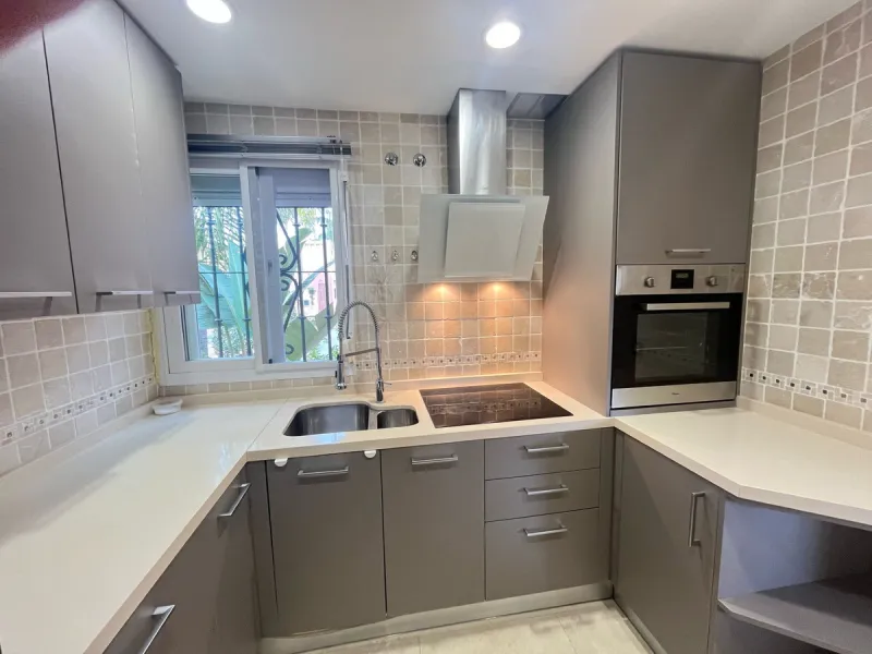 House - Townhouse в продаже в Marbella, Málaga. В доме 4 спален и 4 ванных комнат. Площадь дома 174 м². Площадь участка 128 м²