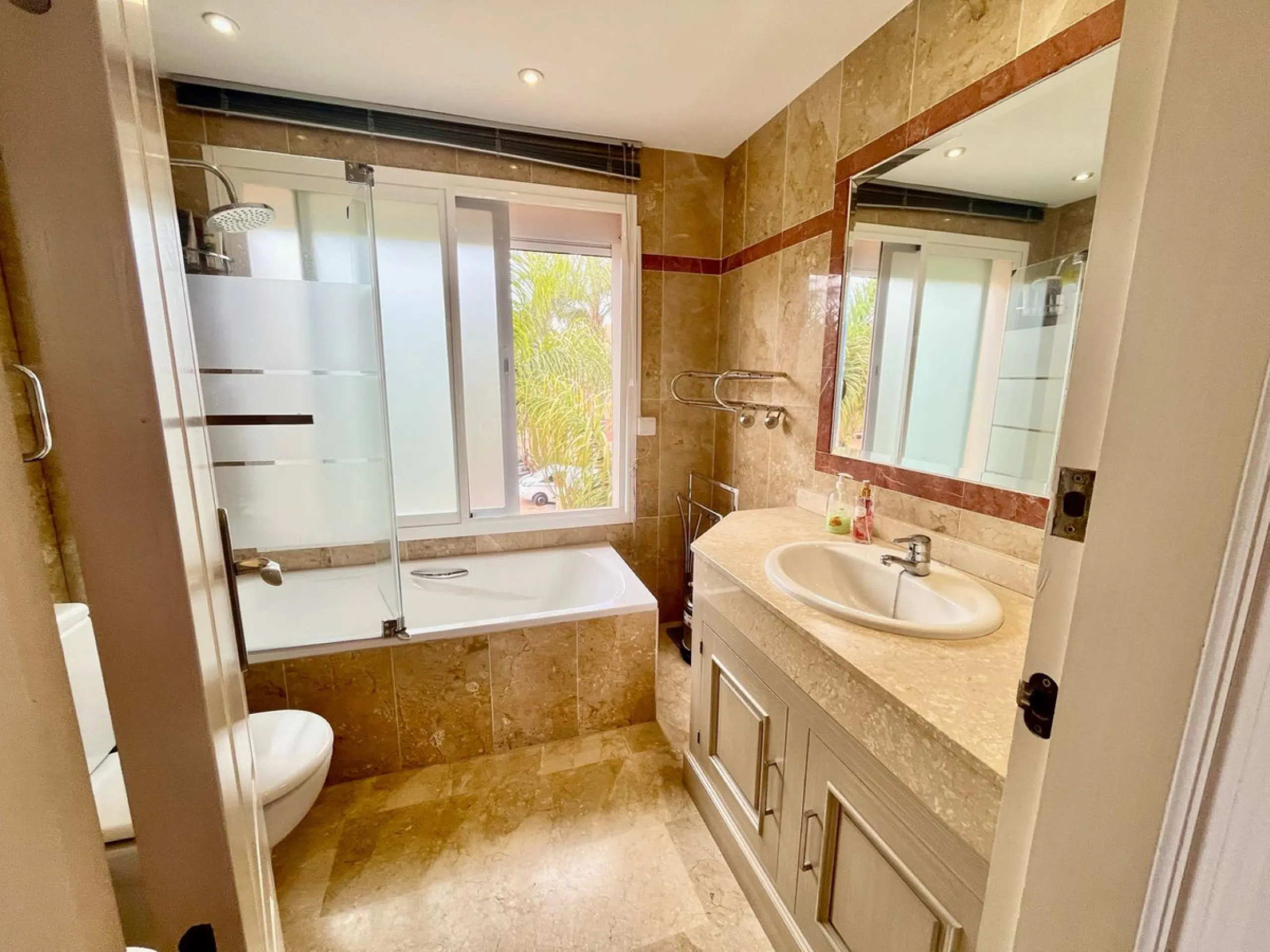 House - Townhouse в продаже в Marbella, Málaga. В доме 4 спален и 4 ванных комнат. Площадь дома 174 м². Площадь участка 128 м²