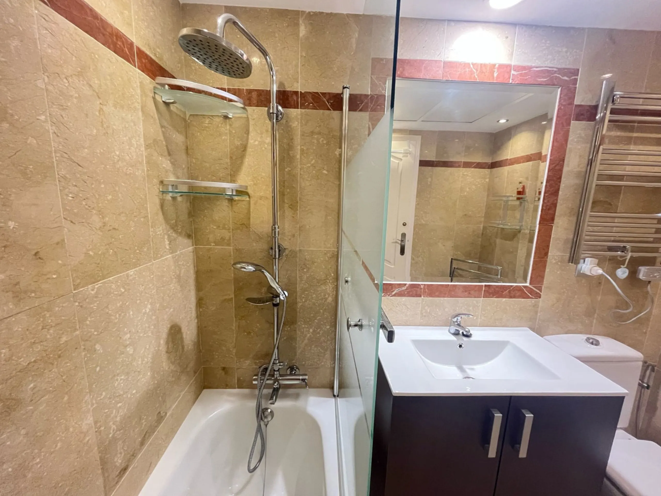 House - Townhouse в продаже в Marbella, Málaga. В доме 4 спален и 4 ванных комнат. Площадь дома 174 м². Площадь участка 128 м²