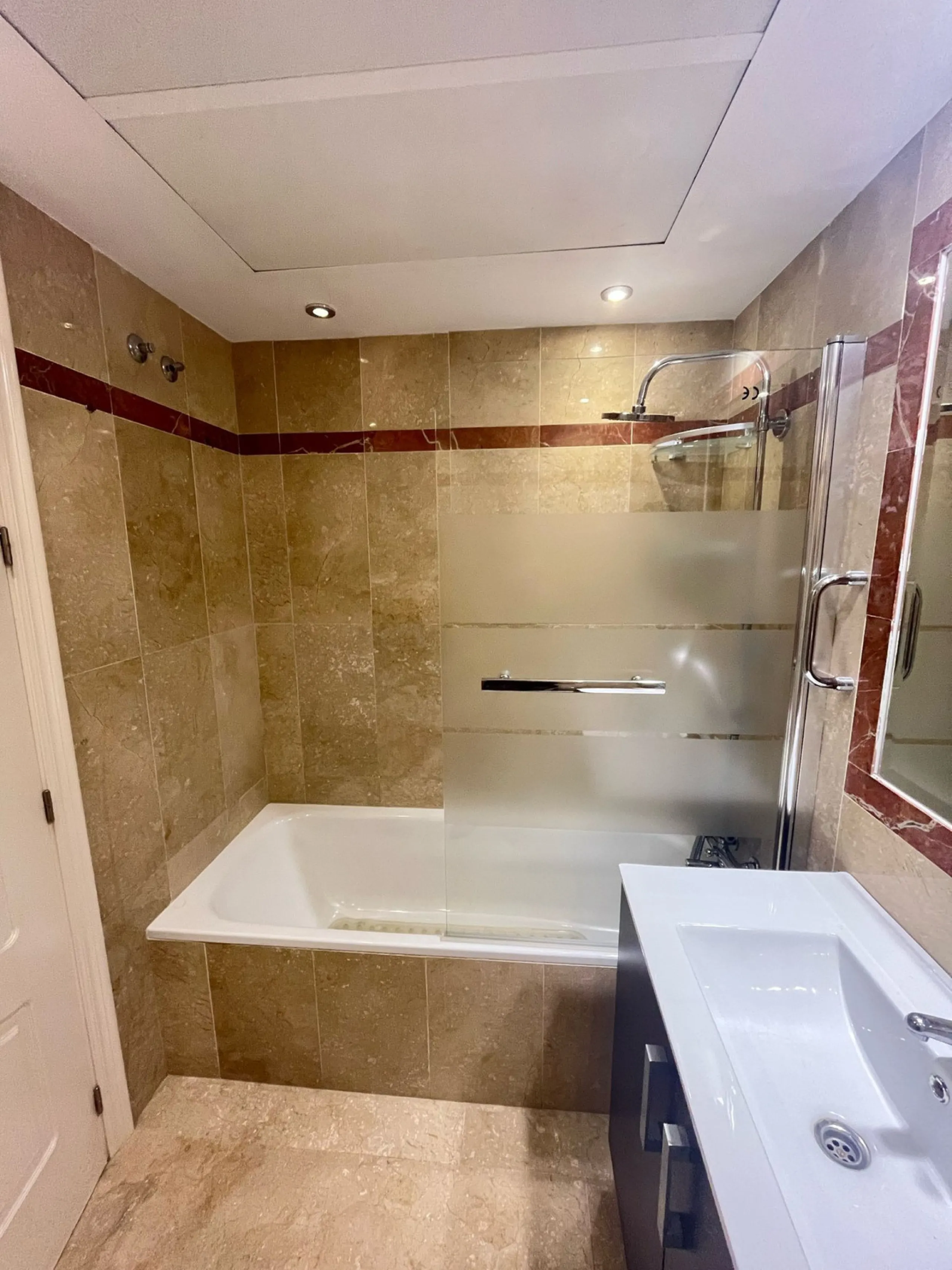 House - Townhouse в продаже в Marbella, Málaga. В доме 4 спален и 4 ванных комнат. Площадь дома 174 м². Площадь участка 128 м²
