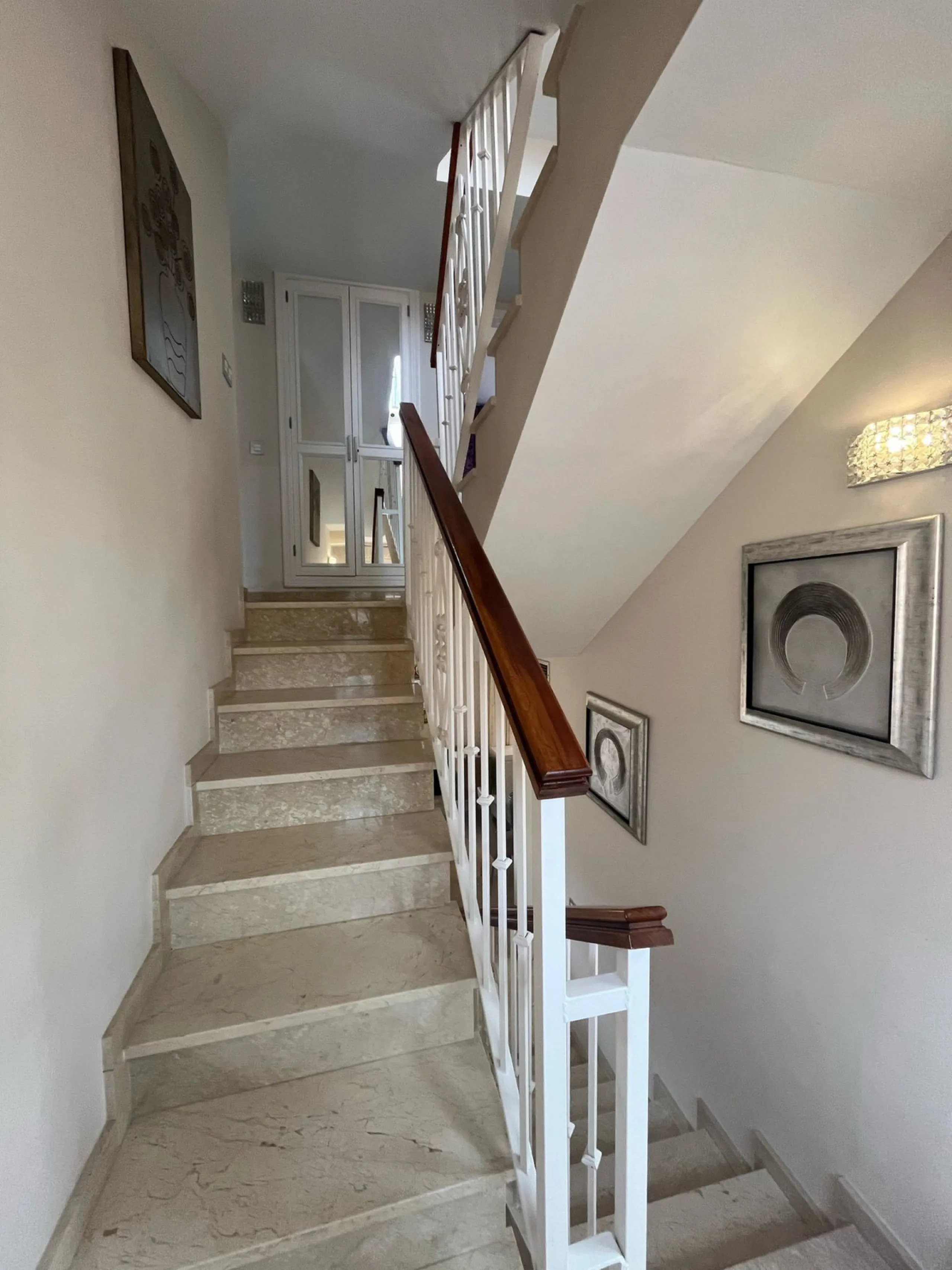House - Townhouse в продаже в Marbella, Málaga. В доме 4 спален и 4 ванных комнат. Площадь дома 174 м². Площадь участка 128 м²