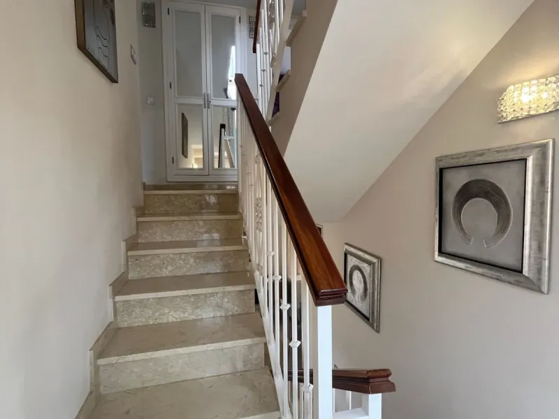 House - Townhouse в продаже в Marbella, Málaga. В доме 4 спален и 4 ванных комнат. Площадь дома 174 м². Площадь участка 128 м²