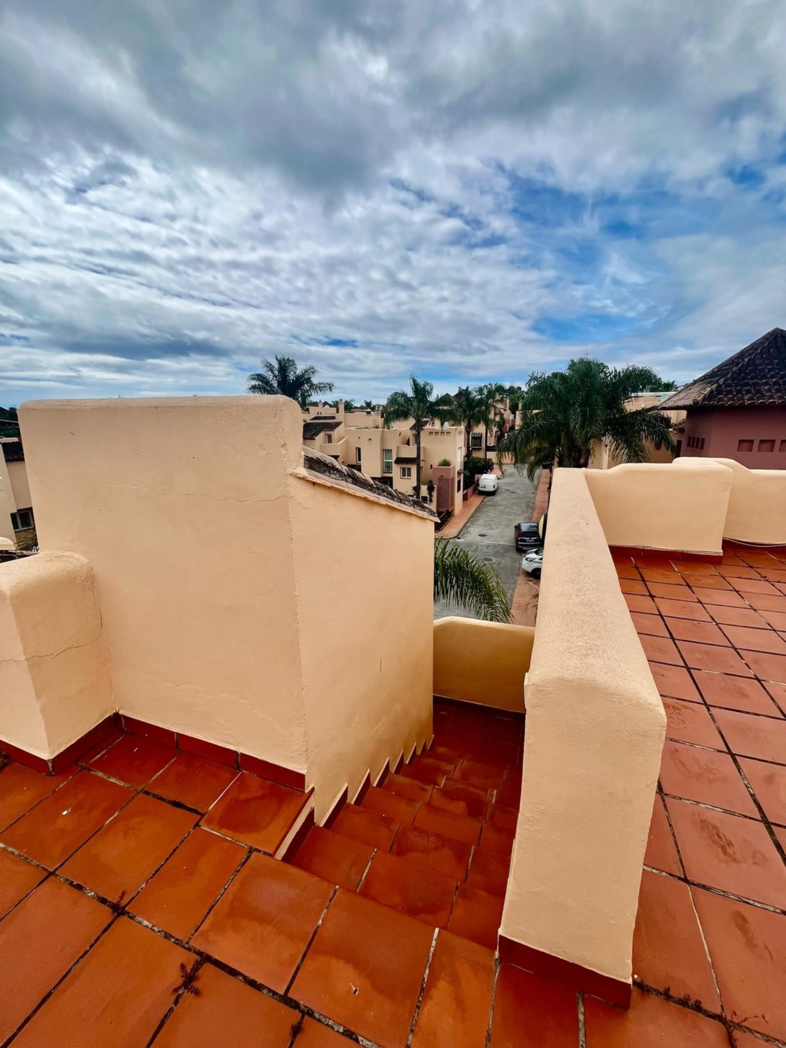 House - Townhouse в продаже в Marbella, Málaga. В доме 4 спален и 4 ванных комнат. Площадь дома 174 м². Площадь участка 128 м²