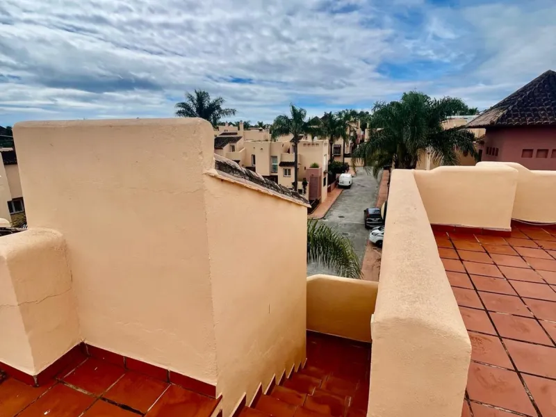 House - Townhouse в продаже в Marbella, Málaga. В доме 4 спален и 4 ванных комнат. Площадь дома 174 м². Площадь участка 128 м²