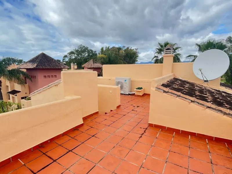 House - Townhouse в продаже в Marbella, Málaga. В доме 4 спален и 4 ванных комнат. Площадь дома 174 м². Площадь участка 128 м²