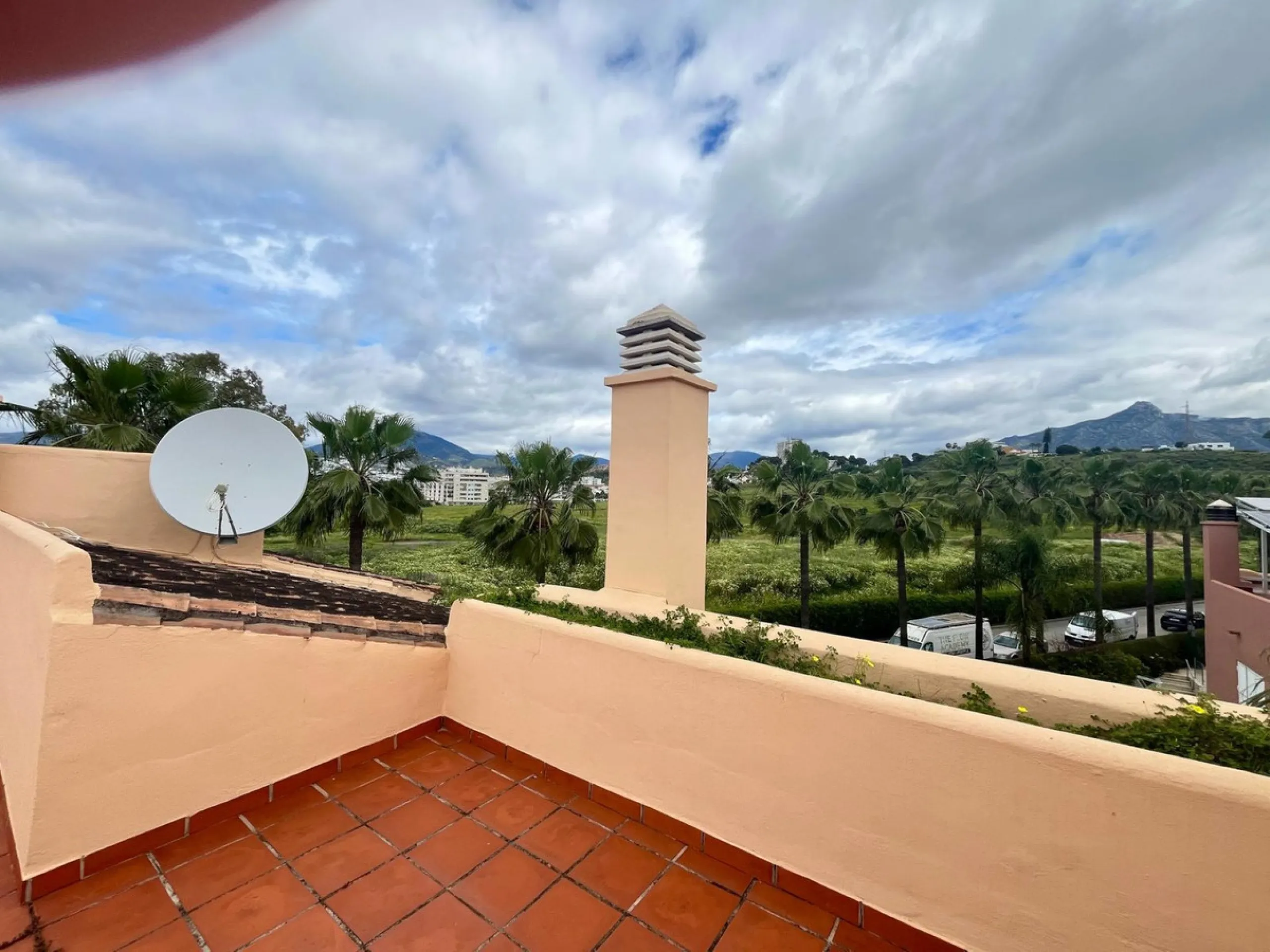 House - Townhouse в продаже в Marbella, Málaga. В доме 4 спален и 4 ванных комнат. Площадь дома 174 м². Площадь участка 128 м²
