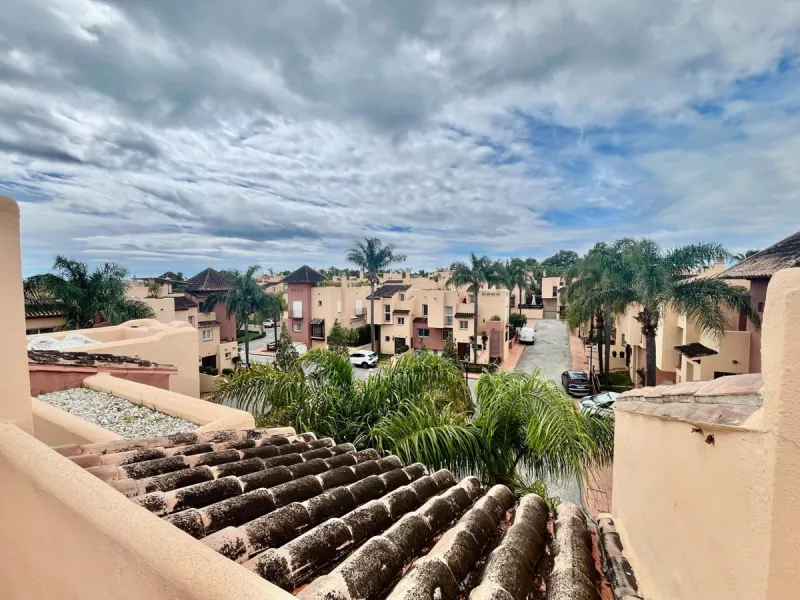 House - Townhouse в продаже в Marbella, Málaga. В доме 4 спален и 4 ванных комнат. Площадь дома 174 м². Площадь участка 128 м²