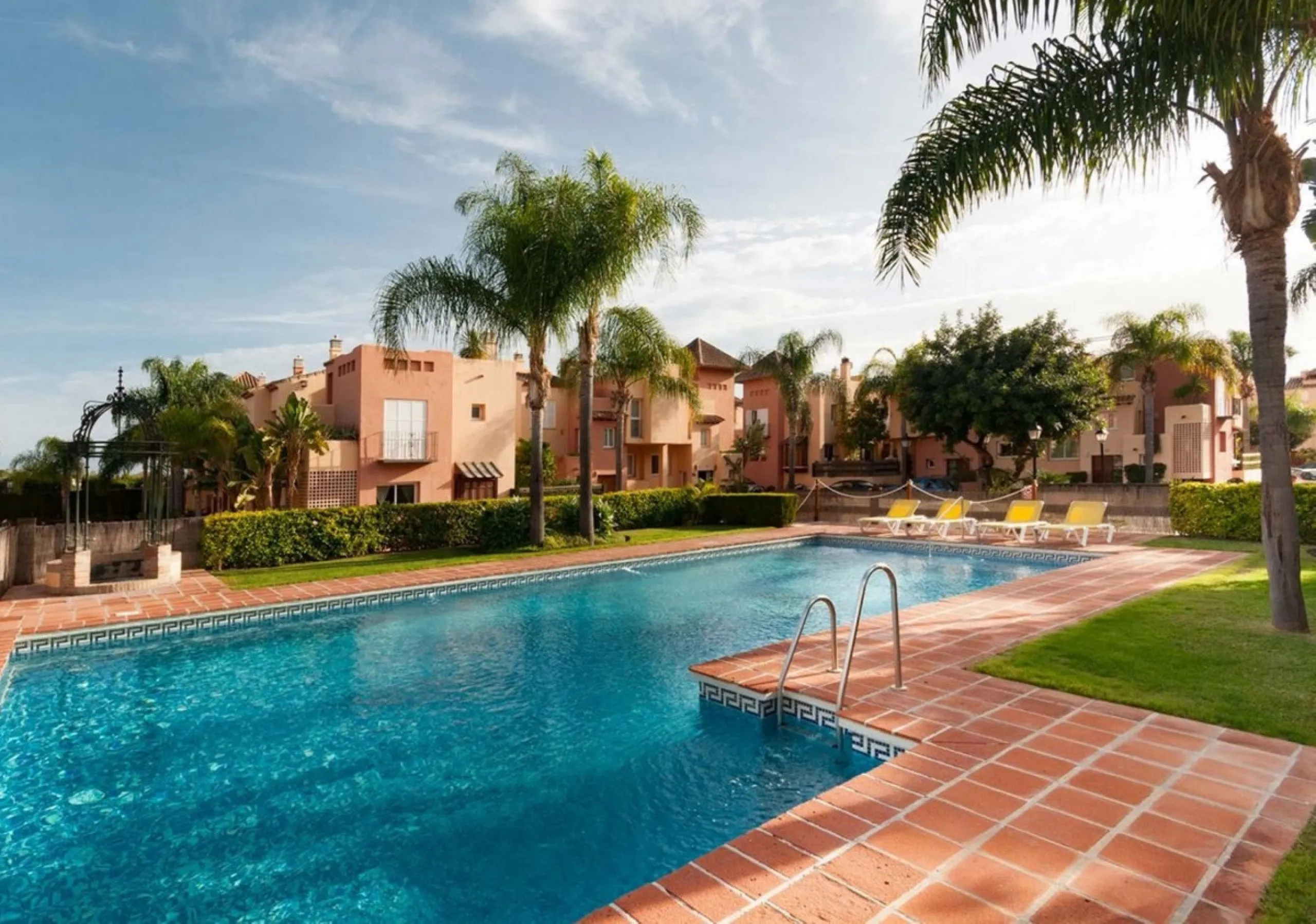 House - Townhouse в продаже в Marbella, Málaga. В доме 4 спален и 4 ванных комнат. Площадь дома 174 м². Площадь участка 128 м²