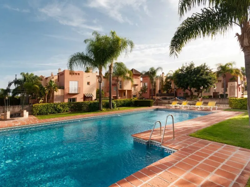 House - Townhouse в продаже в Marbella, Málaga. В доме 4 спален и 4 ванных комнат. Площадь дома 174 м². Площадь участка 128 м²