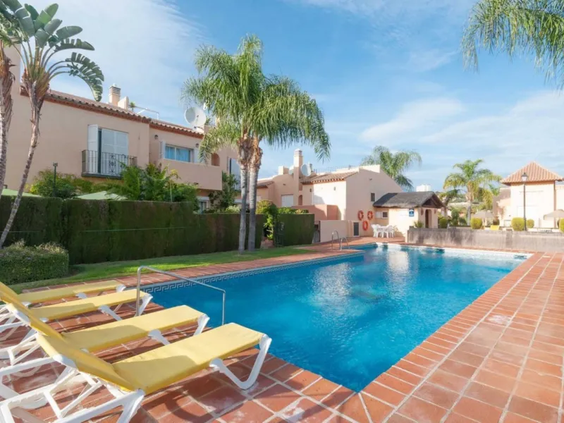 House - Townhouse в продаже в Marbella, Málaga. В доме 4 спален и 4 ванных комнат. Площадь дома 174 м². Площадь участка 128 м²