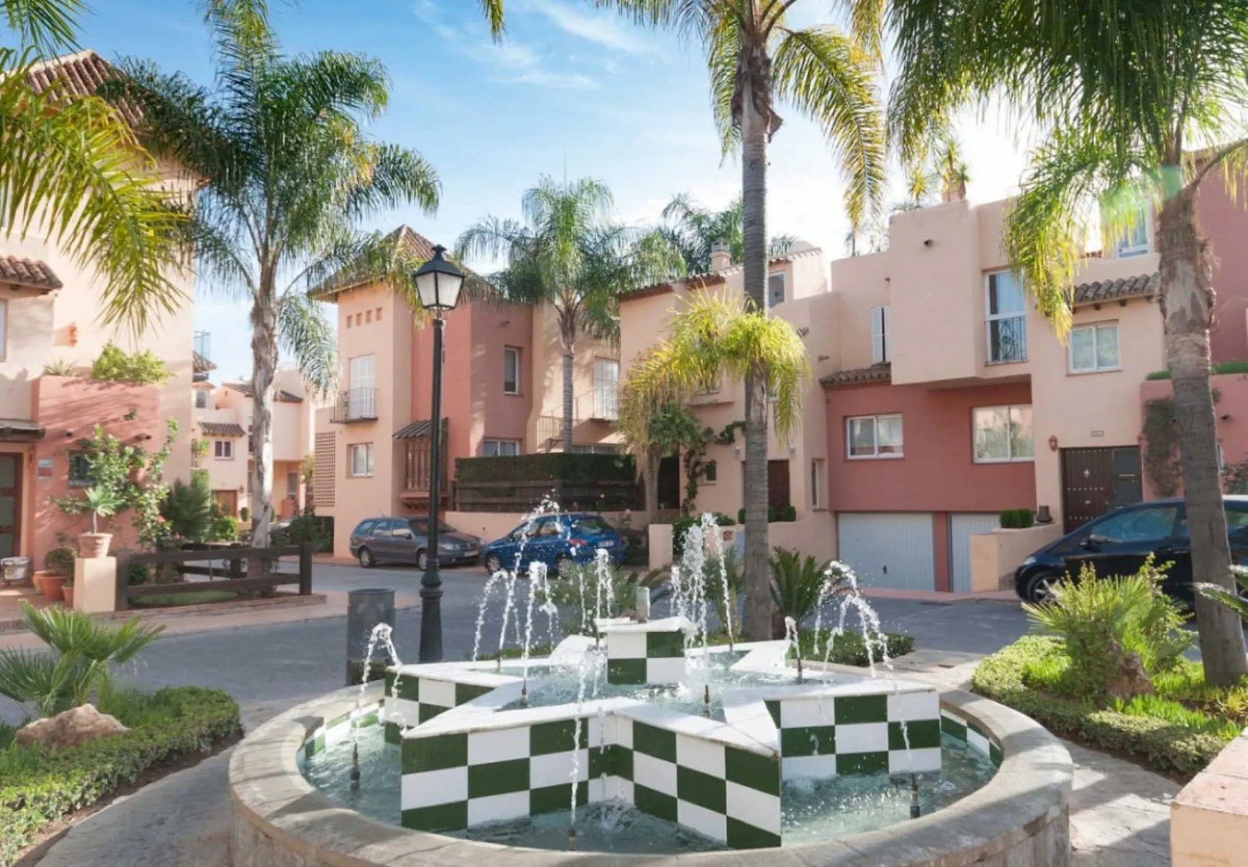 House - Townhouse в продаже в Marbella, Málaga. В доме 4 спален и 4 ванных комнат. Площадь дома 174 м². Площадь участка 128 м²
