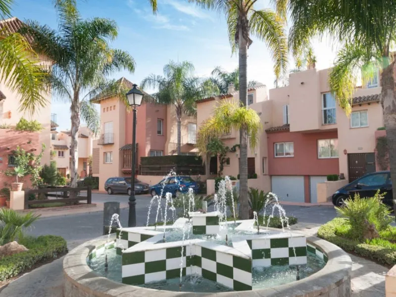 House - Townhouse в продаже в Marbella, Málaga. В доме 4 спален и 4 ванных комнат. Площадь дома 174 м². Площадь участка 128 м²