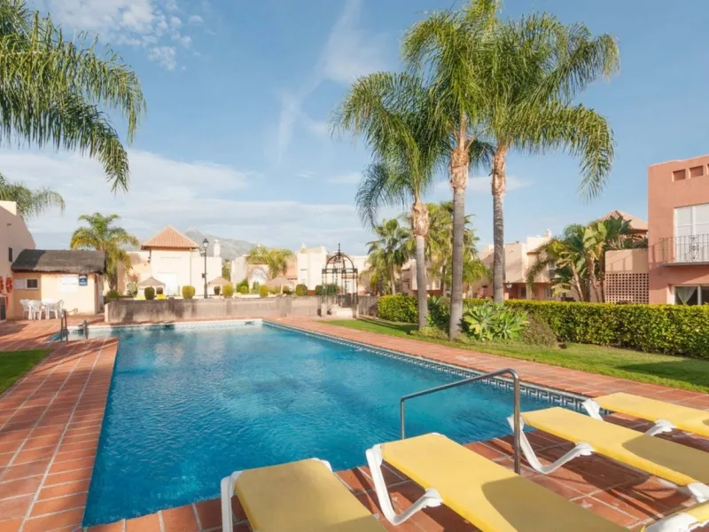 House - Townhouse в продаже в Marbella, Málaga. В доме 4 спален и 4 ванных комнат. Площадь дома 174 м². Площадь участка 128 м²