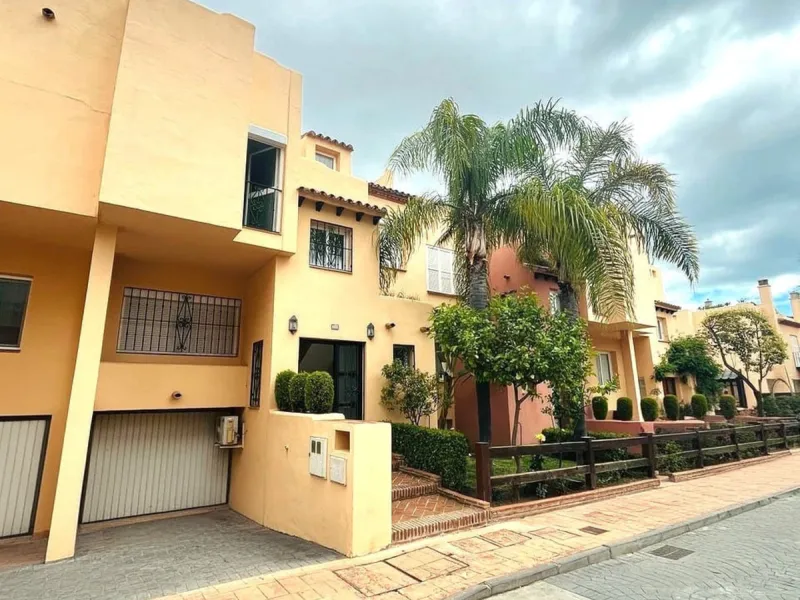 House - Townhouse в продаже в Marbella, Málaga. В доме 4 спален и 4 ванных комнат. Площадь дома 174 м². Площадь участка 128 м²