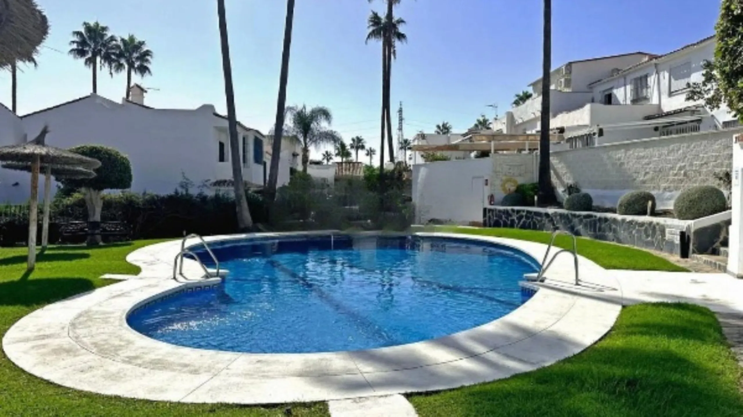 House - Semi-Detached House в продаже в Estepona, Málaga. В доме 3 спален и 2 ванных комнат. Площадь дома 292 м²