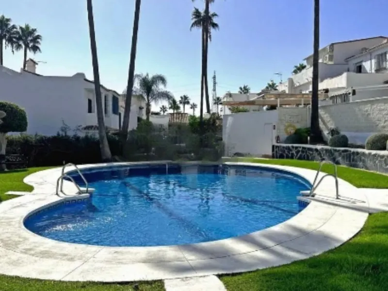 House - Semi-Detached House в продаже в Estepona, Málaga. В доме 3 спален и 2 ванных комнат. Площадь дома 292 м²