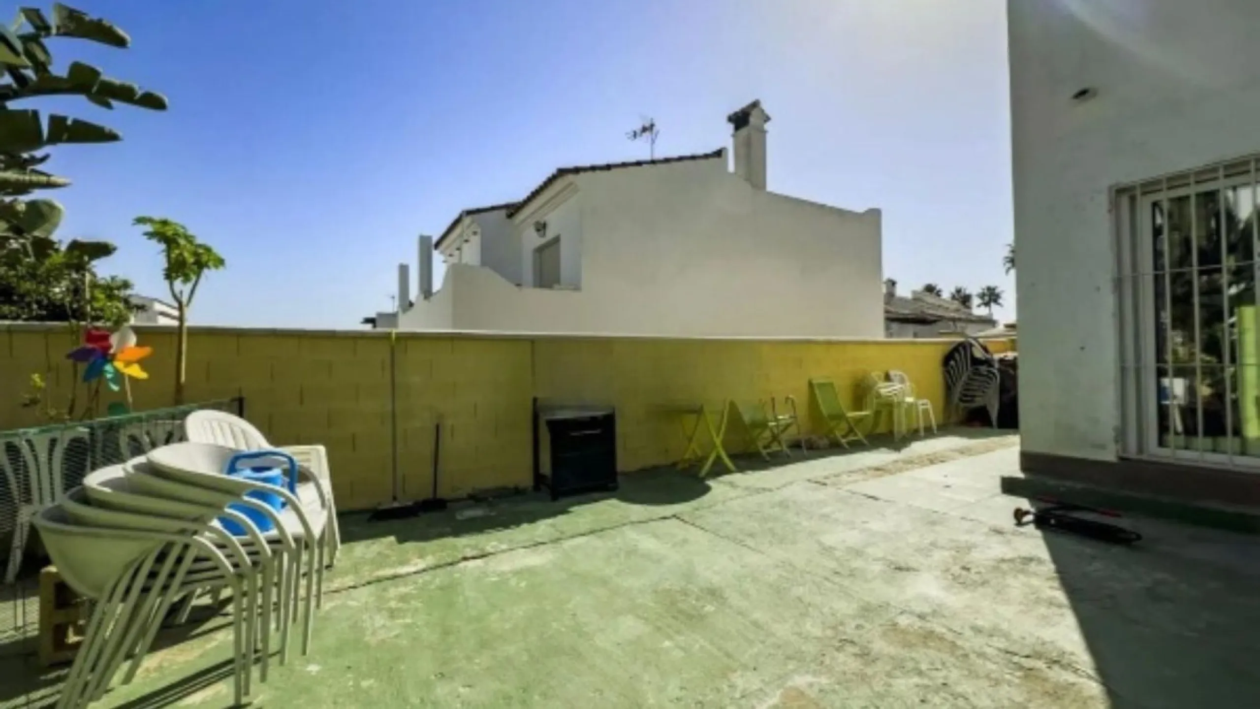 House - Semi-Detached House в продаже в Estepona, Málaga. В доме 3 спален и 2 ванных комнат. Площадь дома 292 м²