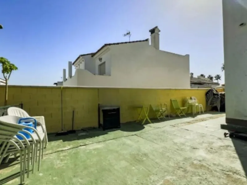 House - Semi-Detached House в продаже в Estepona, Málaga. В доме 3 спален и 2 ванных комнат. Площадь дома 292 м²